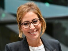 Léa Salamé có nói lời tạm biệt với bản tin France 2 không? Cái bóng của câu hỏi của anh về vụ ly hôn với Marion Cotillard vẫn lờ mờ