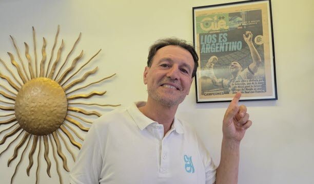 Trên các bức tường của Sabor Argentina, Alejandro Ieraci cũng đăng trang nhất của nhật báo thể thao Argentina “Olé” thông báo về chiến thắng của Argentina tại World Cup 2022. Ảnh François Fuchs