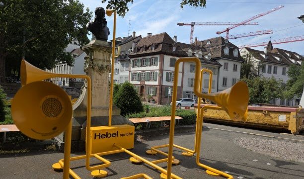 Quỹ Hebel Basel, cùng với các hoạt động khác, đã tài trợ cho việc lắp đặt âm thanh gần Peterskirche, nơi Johann Peter Hebel được rửa tội và nơi đặt tượng bán thân của nhà thơ. Bản cài đặt được gọi đơn giản là: “Hebel spricht”, và bạn có thể nghe nhiều văn bản và bài thơ khác nhau của nhà văn và nhà thơ đã qua đời cách đây 200 năm. Ảnh Jean-Christophe Meyer