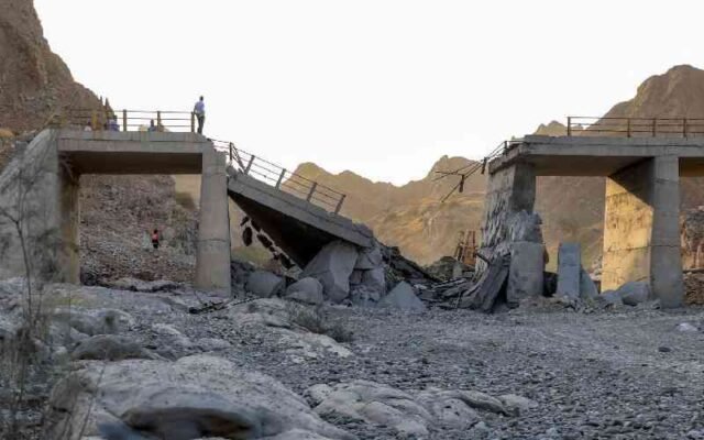 Iran tấn công Bahrain và Kuwait, nơi nhà máy điện,