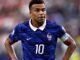 Kylian Mbappé nướng với Ester Expósito? Bức ảnh này nhanh chóng bị xóa sau trận đấu không khỏi gây chú ý và chi tiết này trên trang phục của nữ diễn viên cũng không thoát khỏi ai