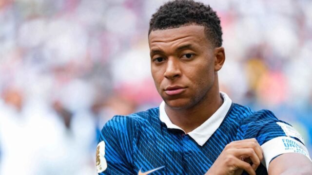 “Khuôn mặt chết tiệt”? Kylian Mbappé im lặng sau pha