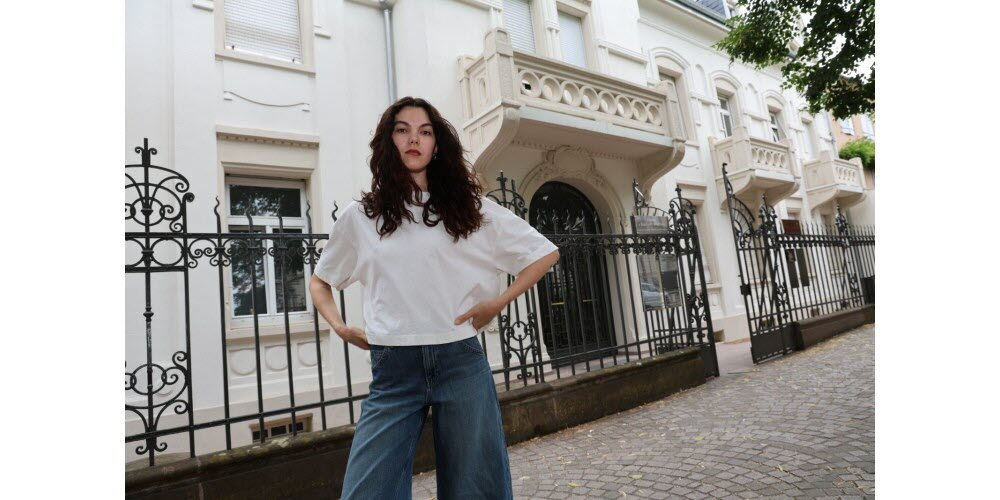 Là một nhiếp ảnh gia tự do trong hai năm, Lola Brassaud, 25 tuổi, cư dân Colmar, cũng đang thử sức với công việc đạo diễn. Vào tháng 5, cô đã giành được giải thưởng tại Cuộc thi Video Marathon 48 giờ ở Strasbourg cho một bộ phim ngắn và đang hoàn thiện một bộ phim ngắn khác gần gũi với trái tim cô: một vở nhạc kịch, bài hát chủ đề hiện đang được sáng tác. Ảnh Hervé Kielwasser