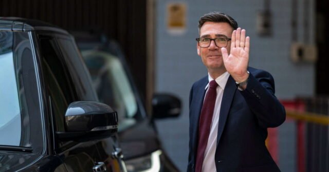 Vương quốc Anh. Andy Burnham, “Vua phương Bắc”, được Charles