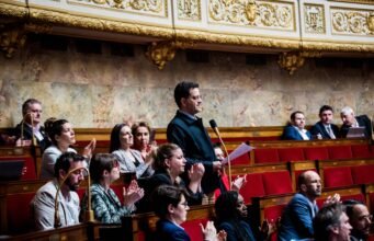 Insoumise Pháp tung quân tấn công Thượng viện vẫn thoát được