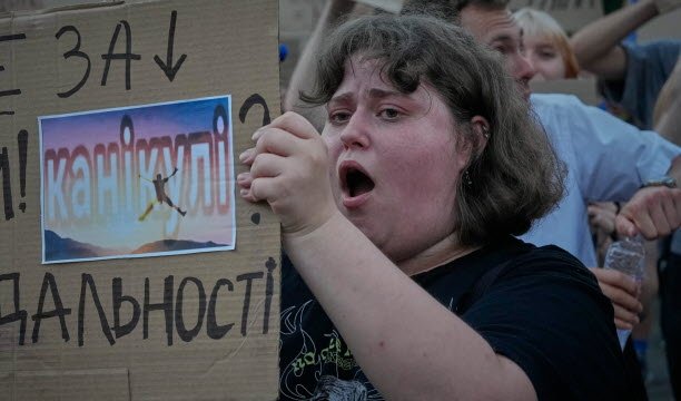 Hàng trăm người đã tụ tập suốt 5 ngày ở Ukraine, giống như ở Kiev. Ảnh Sipa/Efrem Lukatsky 