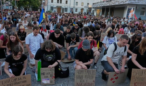 Hàng trăm người đã tụ tập suốt 5 ngày ở Ukraine, giống như ở Kiev. Ảnh Sipa/Efrem Lukatsky 