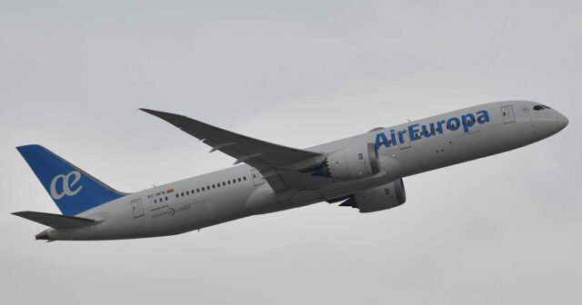 Một chiếc Airbus của Iberia và một chiếc Boeing của