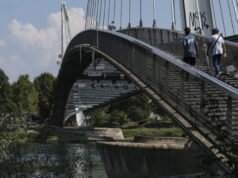 Strasbourg. Một người mẹ ném mình xuống cầu đi bộ Deux-Rives với đứa con trên tay
