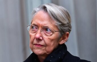 Xung đột bạo lực trong Quốc hội giữa Elisabeth Borne và một bộ trưởng của Emmanuel Macron? “Trời rất nóng”