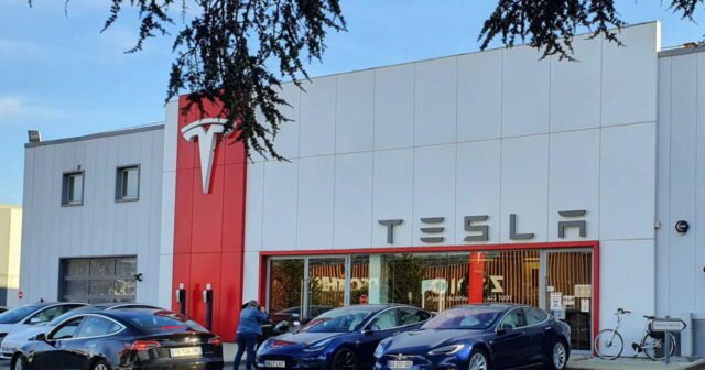 Tesla lao dốc trên thị trường chứng khoán sau lợi