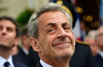 Nicolas Sarkozy và Carla Bruni ở Corsica: cuộc gặp gỡ bất ngờ với Olivier Dartigolles gây ngạc nhiên trên mạng