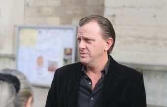 Claude François Jr kiếm tiền từ mối quan hệ của mình với anh trai Marc và người chị cùng cha khác mẹ giấu mặt Julie Bocquet