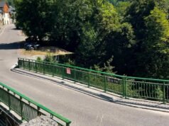 Haute-Savoie. Ghi hình cảnh anh lặn từ cầu gây tràn nước: thị trưởng cấm bơi lội