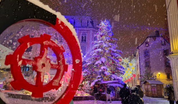 Biểu tượng kép trên Place de la Concorde, trưng bày bánh xe của Mulhouse nơi nhà máy đầu tiên có thể đã nhìn thấy ánh sáng ban ngày. Lưu trữ hình ảnh Jean-François Frey