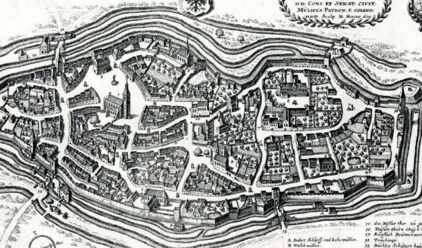 Kế hoạch Mérian (1642) cho thấy Mulhouse đằng sau thành lũy của nó. Bốn nhà máy nằm gần cổng, trên cùng bên trái và bên phải, Baselmühle và Spiegelmühle. Dưới cùng bên trái, Bleulatmühle và ở giữa, Walkenmühle. Tài liệu được cung cấp bởi Cơ quan Lưu trữ Thành phố Mulhouse