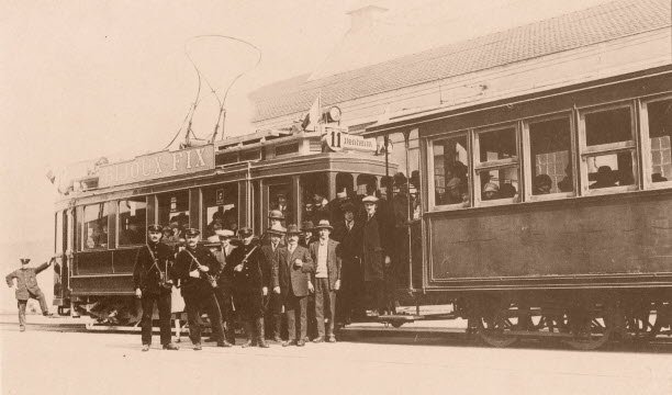 Giao thông năm 1930 là 12.176.272 hành khách và 88.626 tấn hàng hóa. Tại đây, khánh thành tuyến 11 tới Wittenheim, năm 1930. Tài liệu Giao thông công cộng Mulhouse (TCM)