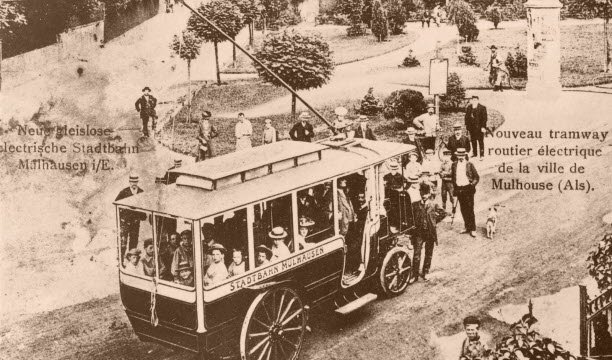 Rebberg “không có đường ray”, dòng xe đẩy tiền thân, được Thành phố Mulhouse vận hành dưới sự quản lý của thành phố từ năm 1908 đến năm 1918, năm kho hàng bị hỏa hoạn thiêu rụi. Lưu ý bánh xe đẩy bằng gỗ được lắp ở phía sau xe. Tài liệu Giao thông công cộng Mulhouse (TCM)