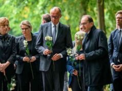 Berlin thương tiếc cuộc tấn công chết người nhằm vào niềm tự hào của người Hồi giáo khi cảnh sát truy lùng nghi phạm