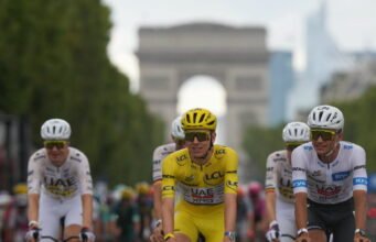 Tour de France 2026. Không thể chạm tới và vị tha, Tadej Pogacar gia nhập câu lạc bộ năm người
