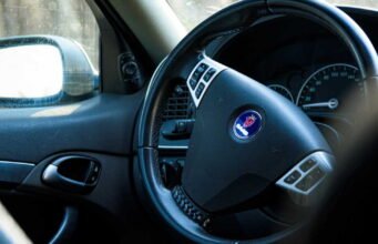 Túi khí nguy hiểm và hóa đơn tự trả, hình phạt kép cho 10.000 chủ xe Saab