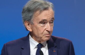 Các doanh nghiệp. “Đi bán giấy”: Bernard Arnault phủ nhận mọi “vết nứt” trong gia đình