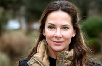 Melissa Theuriau: làn da tuổi teen ở tuổi 48, cô có được nó nhờ sản phẩm kỳ diệu này, một gói nhỏ màu cam mà tất cả các ngôi sao đều chộp lấy