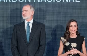 Felipe VI và Letizia của Tây Ban Nha làm gián đoạn kỳ nghỉ của họ: chuyến thăm sâu sắc của họ tới trung tâm đám cháy