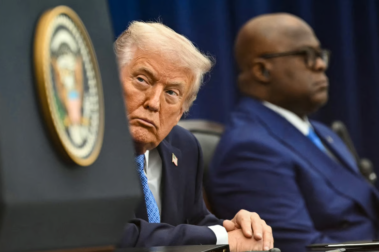 Donald Trump, ở giữa, trong lễ ký kết thỏa thuận hòa bình giữa Félix Tshisekedi, phải, và Paul Kagame, ngoài camera, tại Washington vào ngày 4 tháng 12 năm 2025.