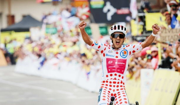 Richard Carapaz (EF Education-EasyPost) đã giành chiến thắng ở chặng nữ hoàng, đứng đầu Alpe d'Huez. Ảnh Sipa / Jasper Jacobs