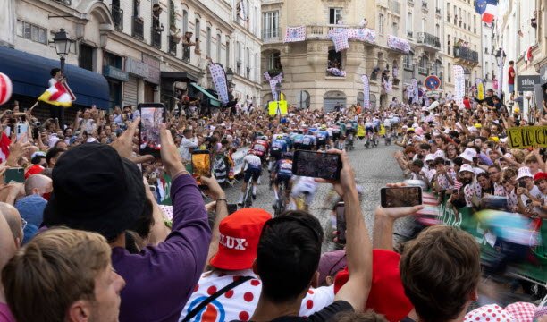 Đám đông tụ tập trên rue Lépic, Paris, để xem các vận động viên chạy. Ảnh Sipa / Nathan Bäcle