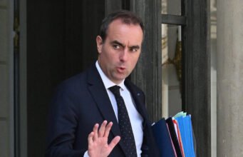 Hỏa hoạn ở Pháp: Sébastien Lecornu “cuồng loạn”, bộ trưởng này tham gia các cuộc họp khủng hoảng từ chiếc ghế xếp trong biệt thự của ông ở Sainte-Maxime ở Var