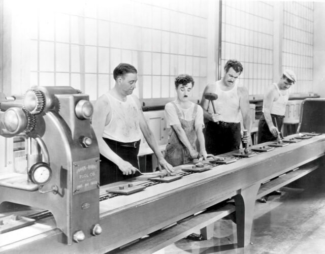 90 năm sau “Thời hiện đại”, “nhà máy bưu kiện