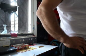 Alsace. Tại trung tâm tạm giam Strasbourg quá đông đúc, các tù nhân phải đối mặt với đợt nắng nóng