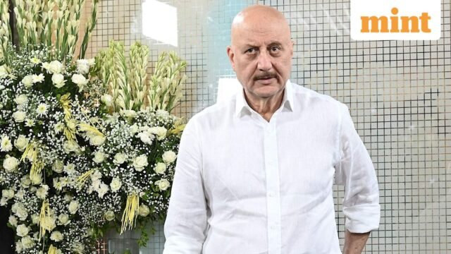Anupam Kher từ chối lùi bước trước những bình luận