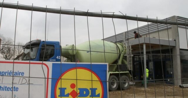 Áo. Một siêu thị Lidl được xây dựng trên một