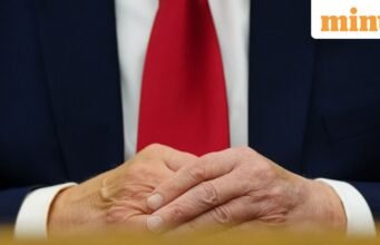 Bàn tay trái của Donald Trump bị đổi màu gây chú ý sau khi tung ảnh mới