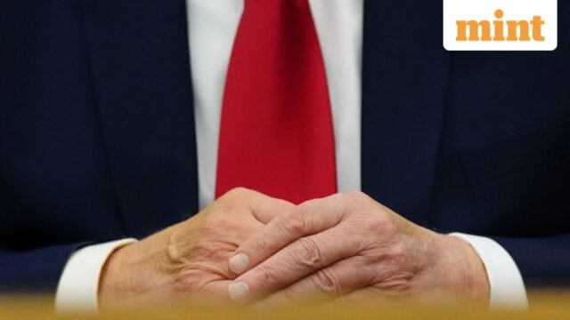 Bàn tay trái của Donald Trump bị đổi màu gây