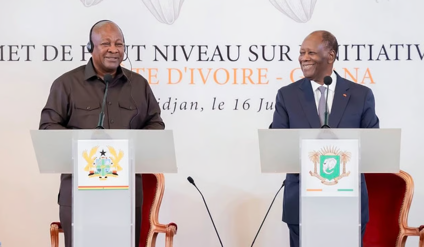 Tổng thống Ghana John Mahama (trái) và người đồng cấp Bờ Biển Ngà Alassane Ouattara trong hội nghị thượng đỉnh Sáng kiến ​​Ca cao Bờ Biển Ngà-Ghana ở Abidjan vào ngày 16 tháng 6 năm 2026.