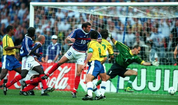 Zinédine Zidane đã đi vào huyền thoại khi ghi hai bàn thắng bằng đầu vào lưới Brazil trong trận chung kết World Cup 1998. Chiến thắng 3-0 đã mang lại cho Pháp danh hiệu thế giới đầu tiên và giúp anh trở thành gương mặt chiến thắng lịch sử. Ảnh Sipa/Mary Evans