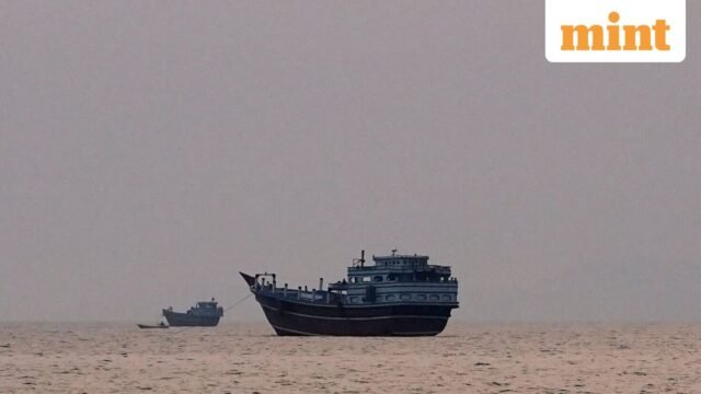 Các điểm giao cắt qua eo biển Hormuz giảm khi