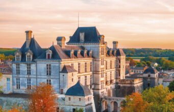 Cadillac-sur-Garonne: vùng đất giữa ánh sáng và bóng tối cách Bordeaux 40 km