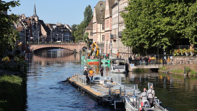 Cầu phao Batorama mới đầu tiên đến Strasbourg