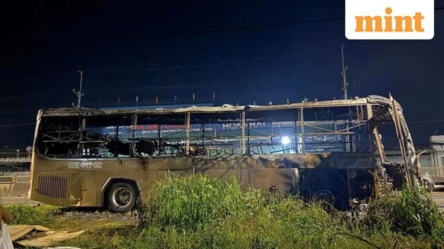 Cháy xe buýt ở Việt Nam làm 7 người chết;