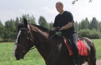 Chiến tranh Ukraine: Thiếu nhiên liệu, người Nga chuyển sang dùng ngựa và xe đạp thay ô tô