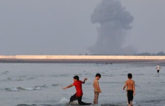 Chiến tranh ở Trung Đông. Hoa Kỳ tấn công Iran đêm thứ ba liên tiếp, lệnh phong tỏa cảng được khôi phục vào thứ Ba
