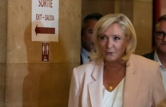 Chính trị trực tiếp. Bị lên án, Marine Le Pen bắt đầu chiến dịch tranh cử tổng thống vào thứ Tư tuần này mà không có vòng tay điện tử