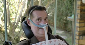 Christophe mắc bệnh Charcot