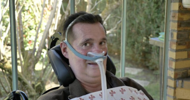 Christophe mắc bệnh Charcot