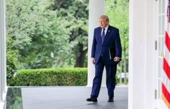 Dầu Mỹ tăng trên 75 USD sau khi Trump khôi phục lệnh phong tỏa eo biển Hormuz đối với tàu Iran và công bố phí vận chuyển 20%